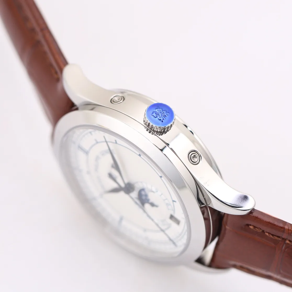 【Top Replica】💰4300! TW launches the highest version on the market - Patek Philippe - Complication Chronograph 5205G watch! 1⃣️After two years of continuous modification and debugging of the movement, we have always pursued original craftsmanship! 2⃣️Diameter 38.5MM! 3⃣️The functions are the same as the original ones, moon phase/week/month/calendar! 4⃣️It literally means high-difficulty two-color penetration, not an ordinary factory process! 5⃣️Sapphire glass mirror, the surface is coated with an extra layer of transparency! 6⃣️(Technical breakthrough) The Seagull movement is improved into an integrated Cal.324S movement! Both large and small plywood can achieve perfect chamfering effect and be rhodium plated. 7⃣️The plywood is decorated with gemstone bearings imported from Switzerland, and the color is pure, bright and natural. TW’s ingenious masterpiece welcomes your tasting! Factory quality! Welcome to reprint!